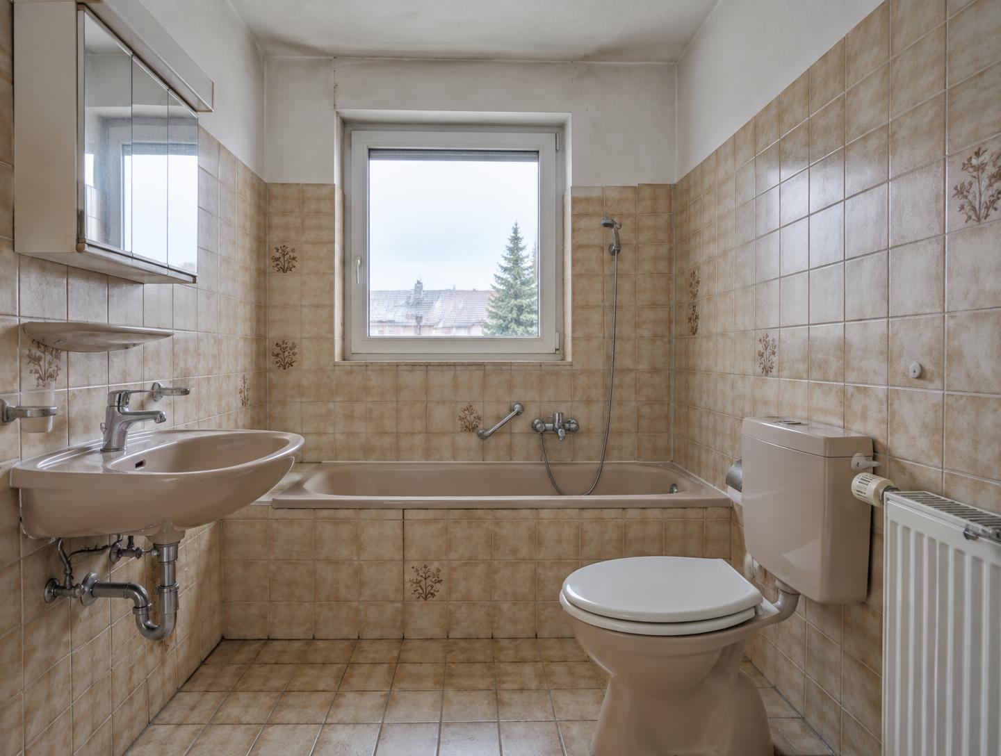 Bad mit Walk-in-Dusche vor der Renovierung